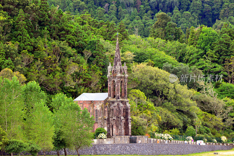 弗纳斯山谷(亚速尔群岛)，火山口湖和教堂“Nossa Senhora das Vitorias”